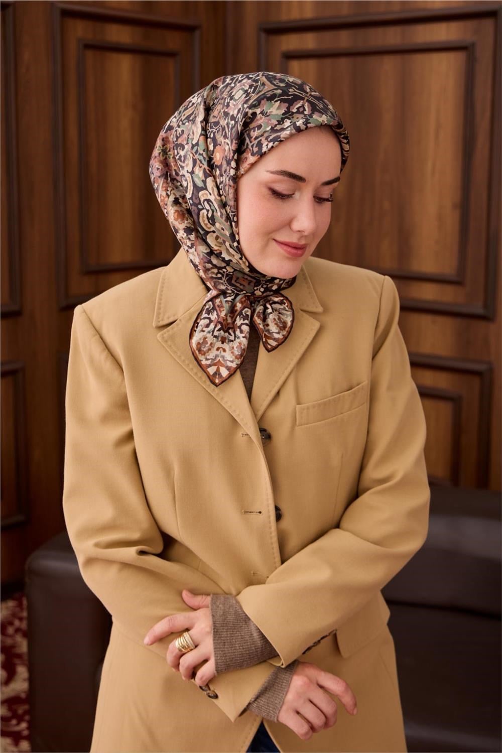 Twill İpek Eşarp Siyah–Kızıl Kahve Desenli Tok Duruşlu Kaymaz 90x90