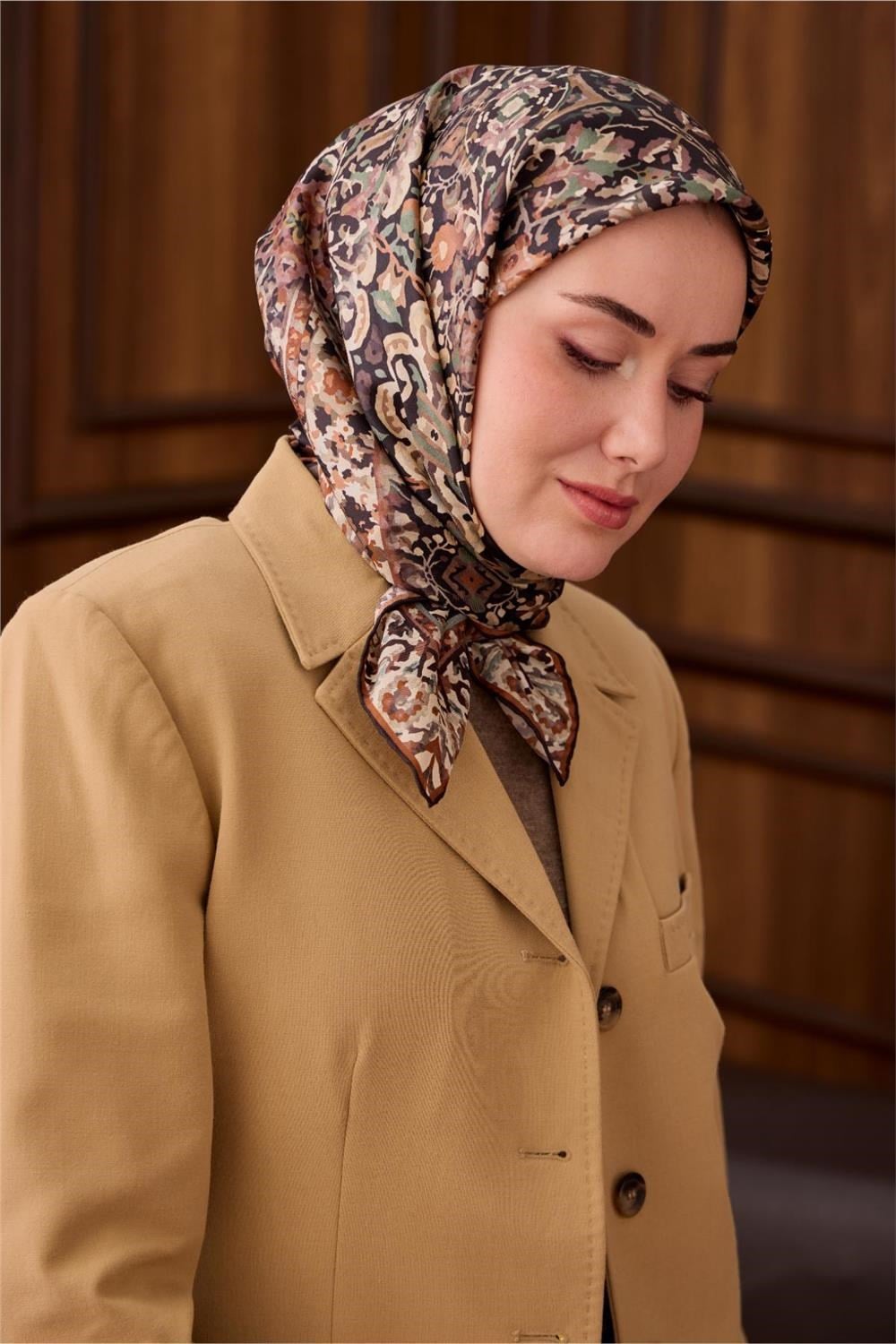 Twill İpek Eşarp Siyah–Kızıl Kahve Desenli Tok Duruşlu Kaymaz 90x90