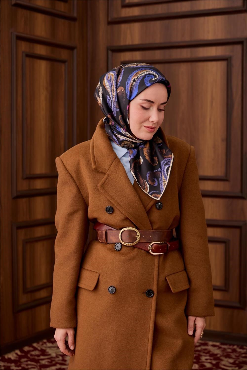 Twill İpek Eşarp Siyah–Lila Desenli Tok Duruşlu Kaymaz 90x90