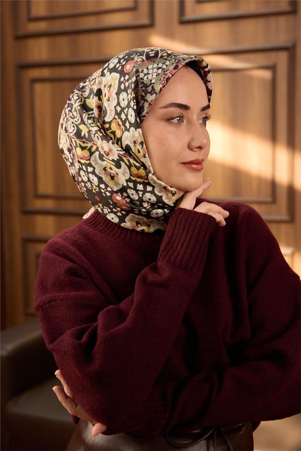 Twill İpek Eşarp Soluk Yeşil–Sarı Desenli Tok Duruşlu Kaymaz 90x90