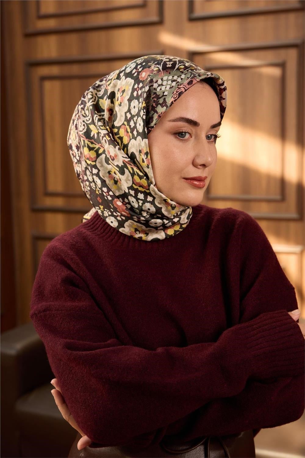 Twill İpek Eşarp Soluk Yeşil–Sarı Desenli Tok Duruşlu Kaymaz 90x90