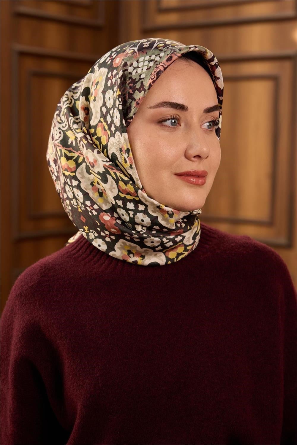 Twill İpek Eşarp Soluk Yeşil–Sarı Desenli Tok Duruşlu Kaymaz 90x90