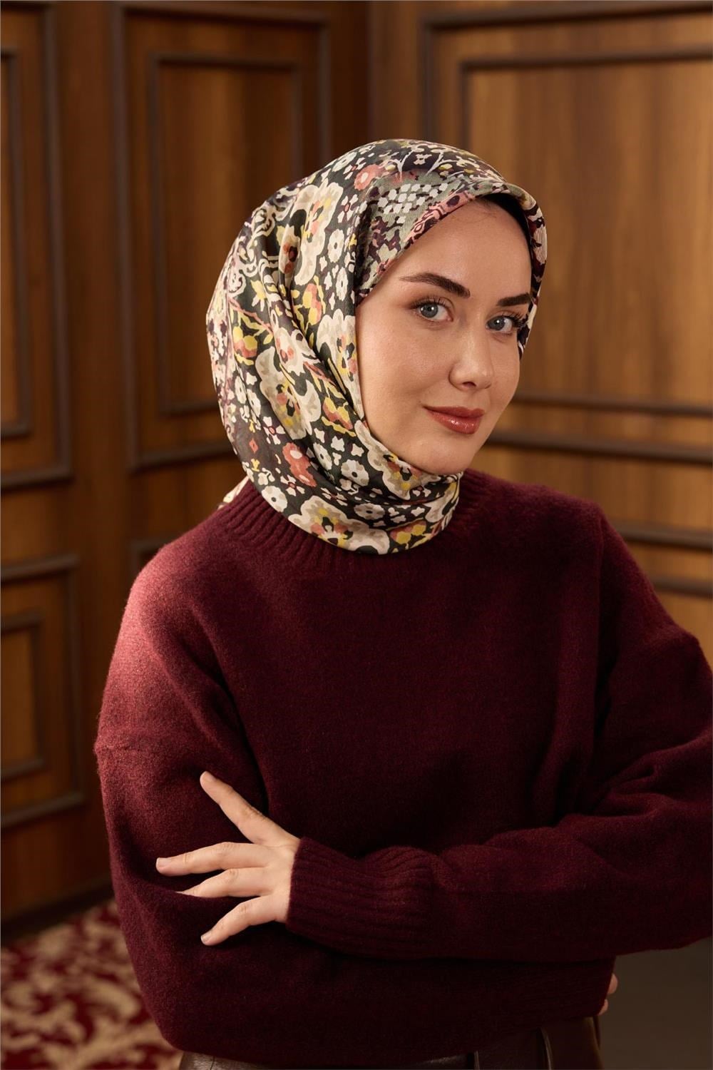Twill İpek Eşarp Soluk Yeşil–Sarı Desenli Tok Duruşlu Kaymaz 90x90