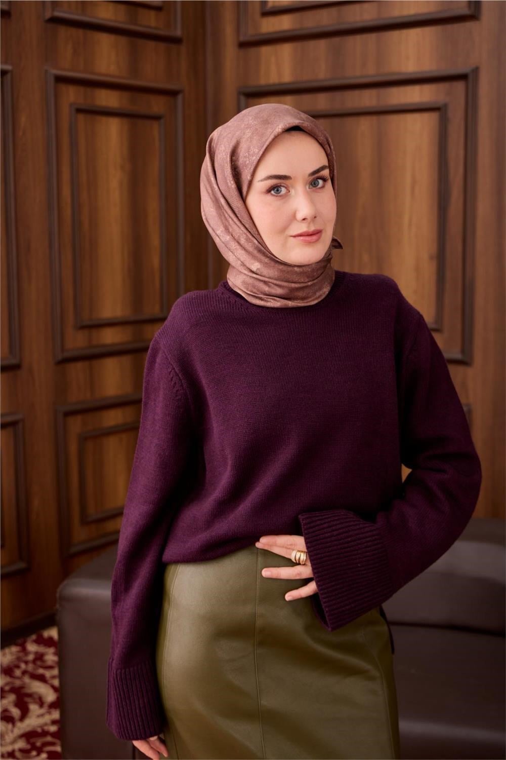 Twill İpek Eşarp Sütlü Kahve–Mor Desenli Tok Duruşlu 90x90