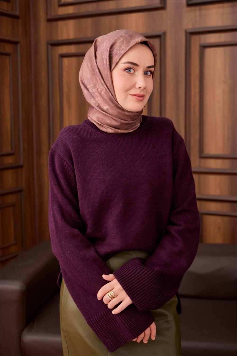 Twill İpek Eşarp Sütlü Kahve–Mor Desenli Tok Duruşlu 90x90