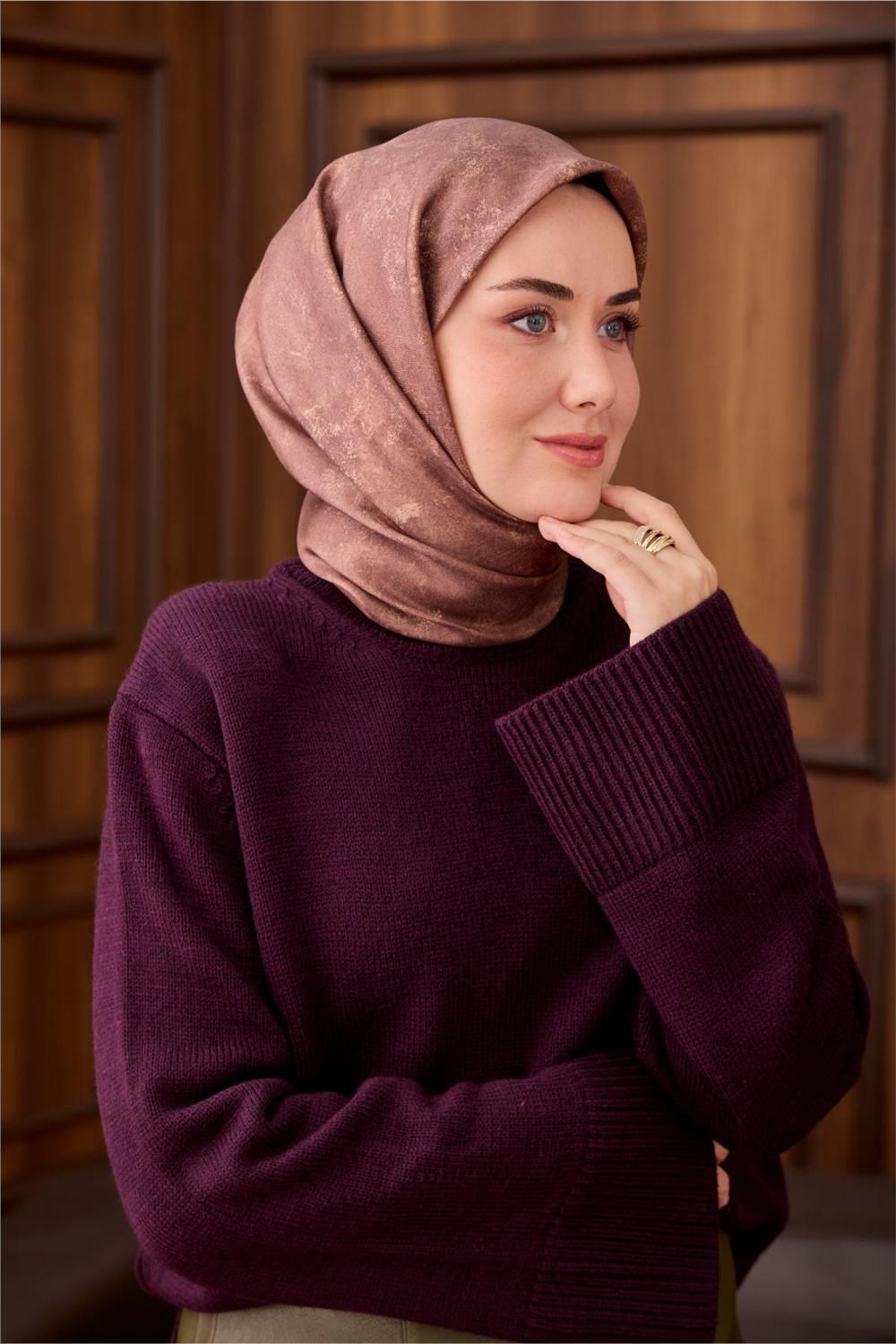 Twill İpek Eşarp Sütlü Kahve–Mor Desenli Tok Duruşlu 90x90