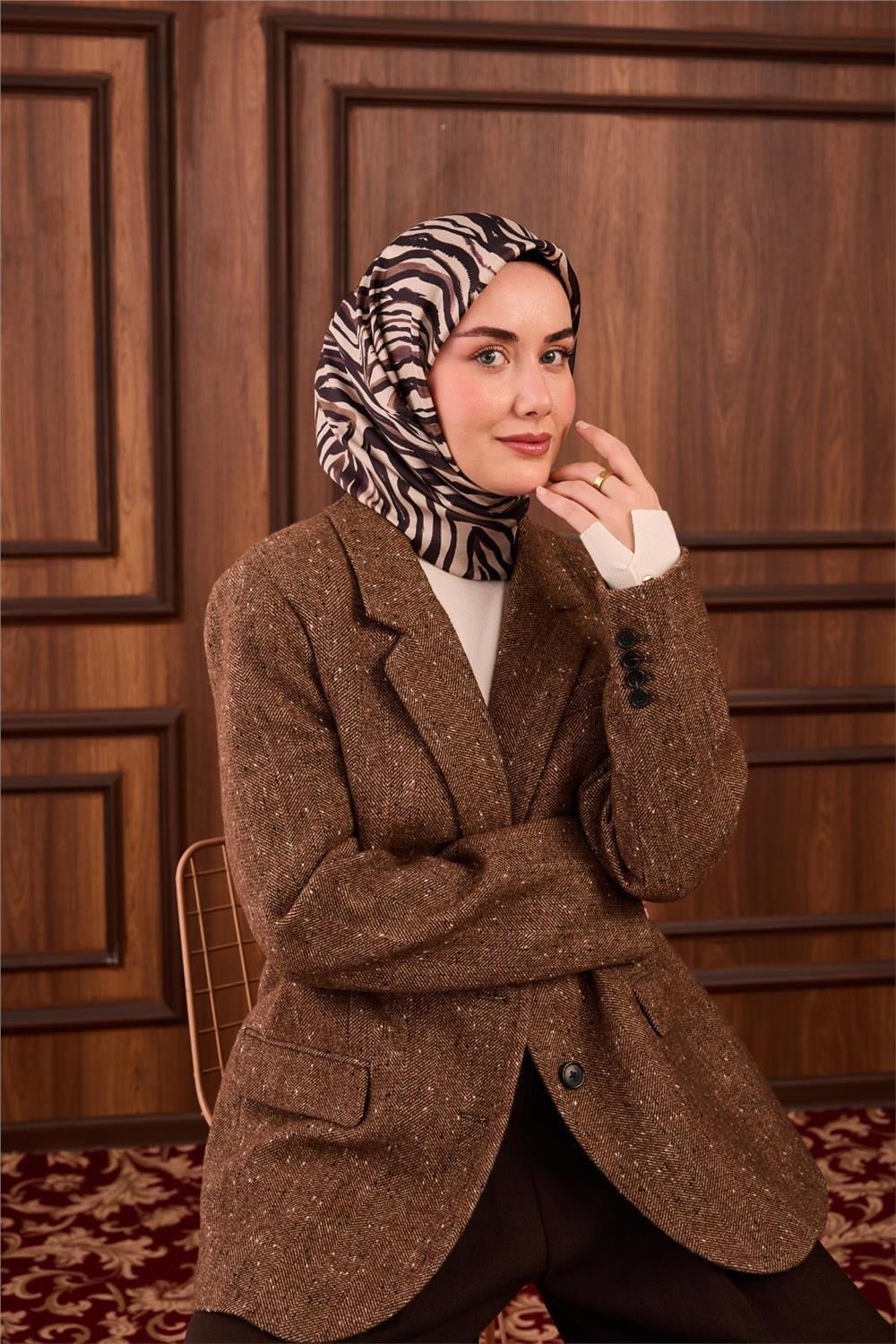 Twill İpek Eşarp Taş Vizon Geometrik Desenli Tok Duruşlu 90x90