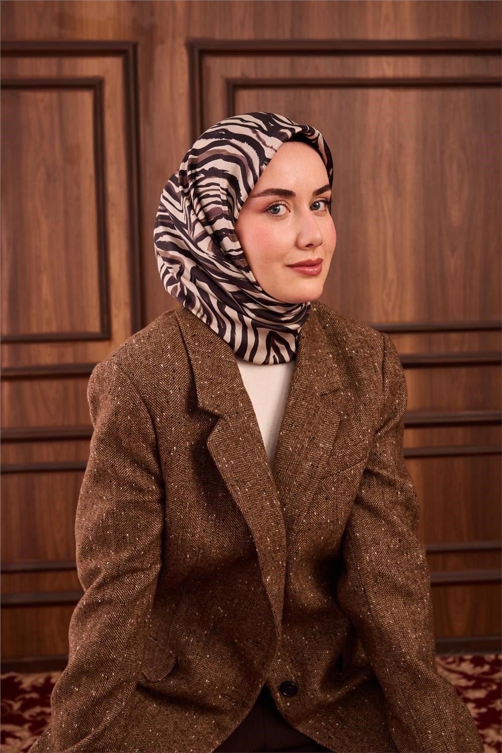 Twill İpek Eşarp Taş Vizon Geometrik Desenli Tok Duruşlu 90x90