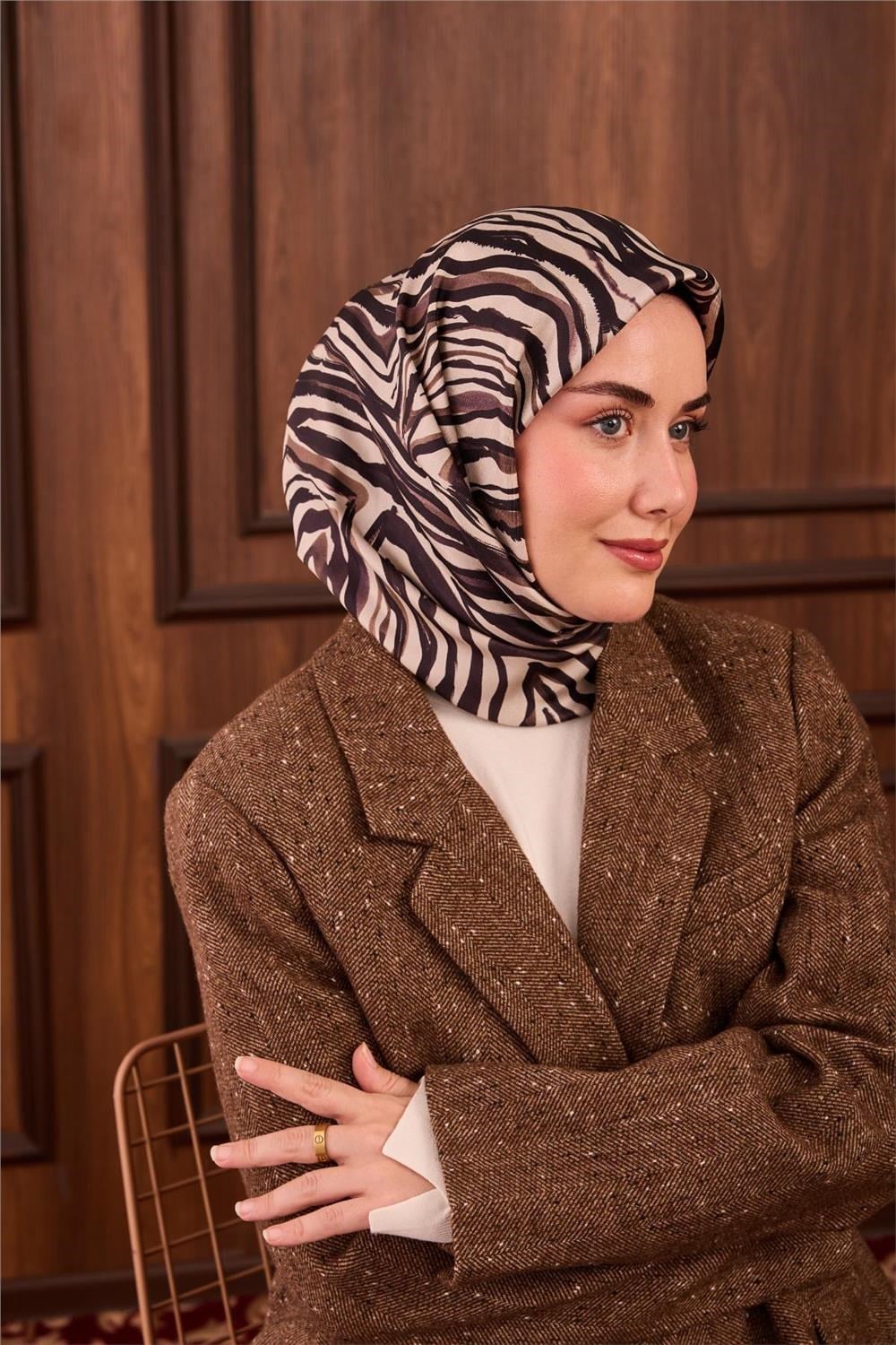 Twill İpek Eşarp Taş Vizon Geometrik Desenli Tok Duruşlu 90x90