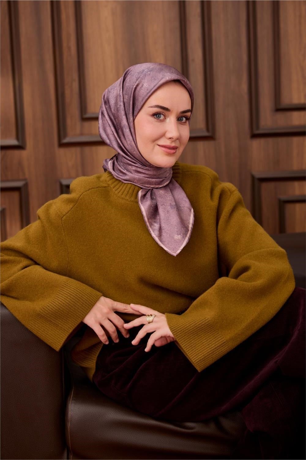 Twill İpek Eşarp Toz Pembe–Mor Desenli Tok Duruşlu 90x90