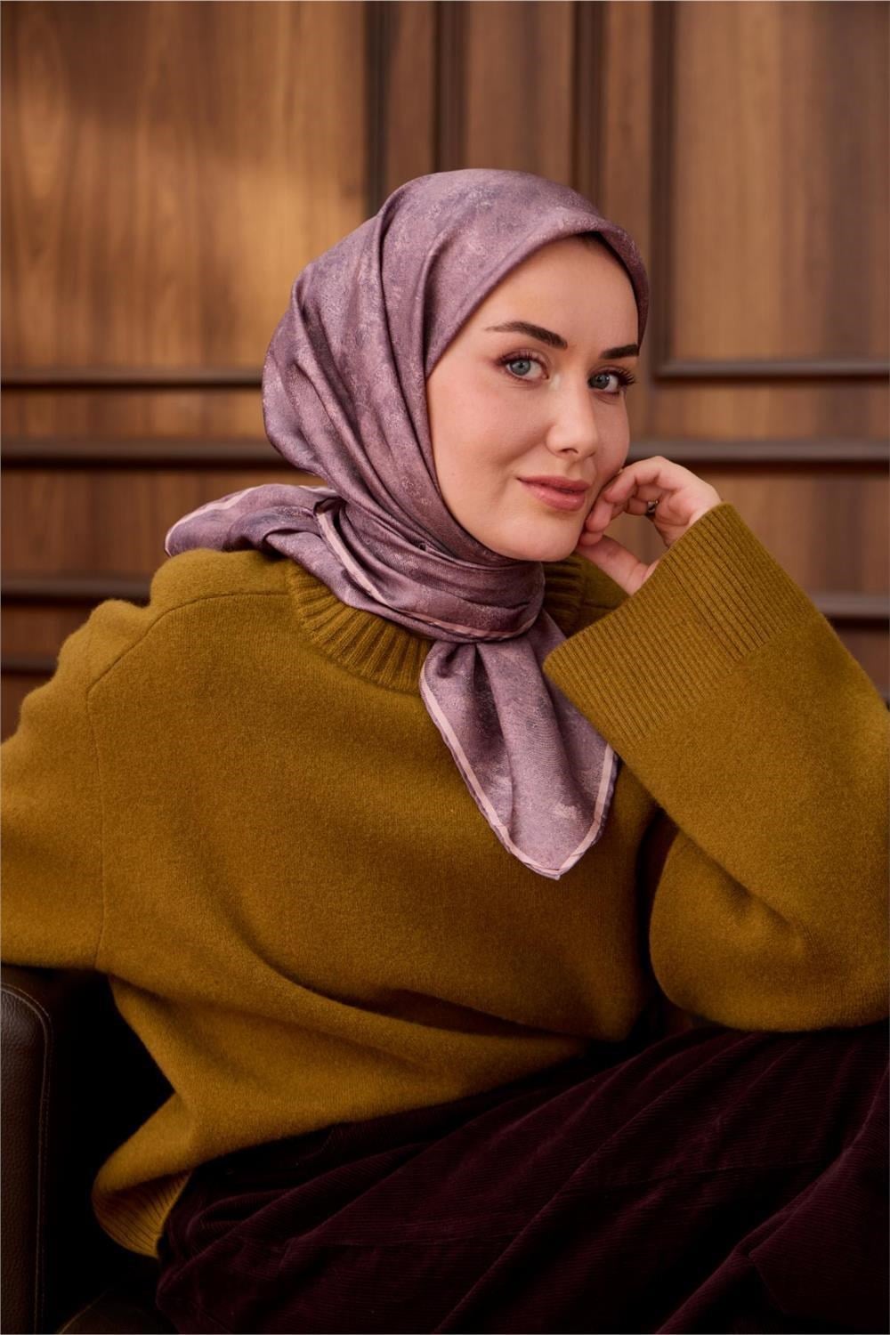 Twill İpek Eşarp Toz Pembe–Mor Desenli Tok Duruşlu 90x90