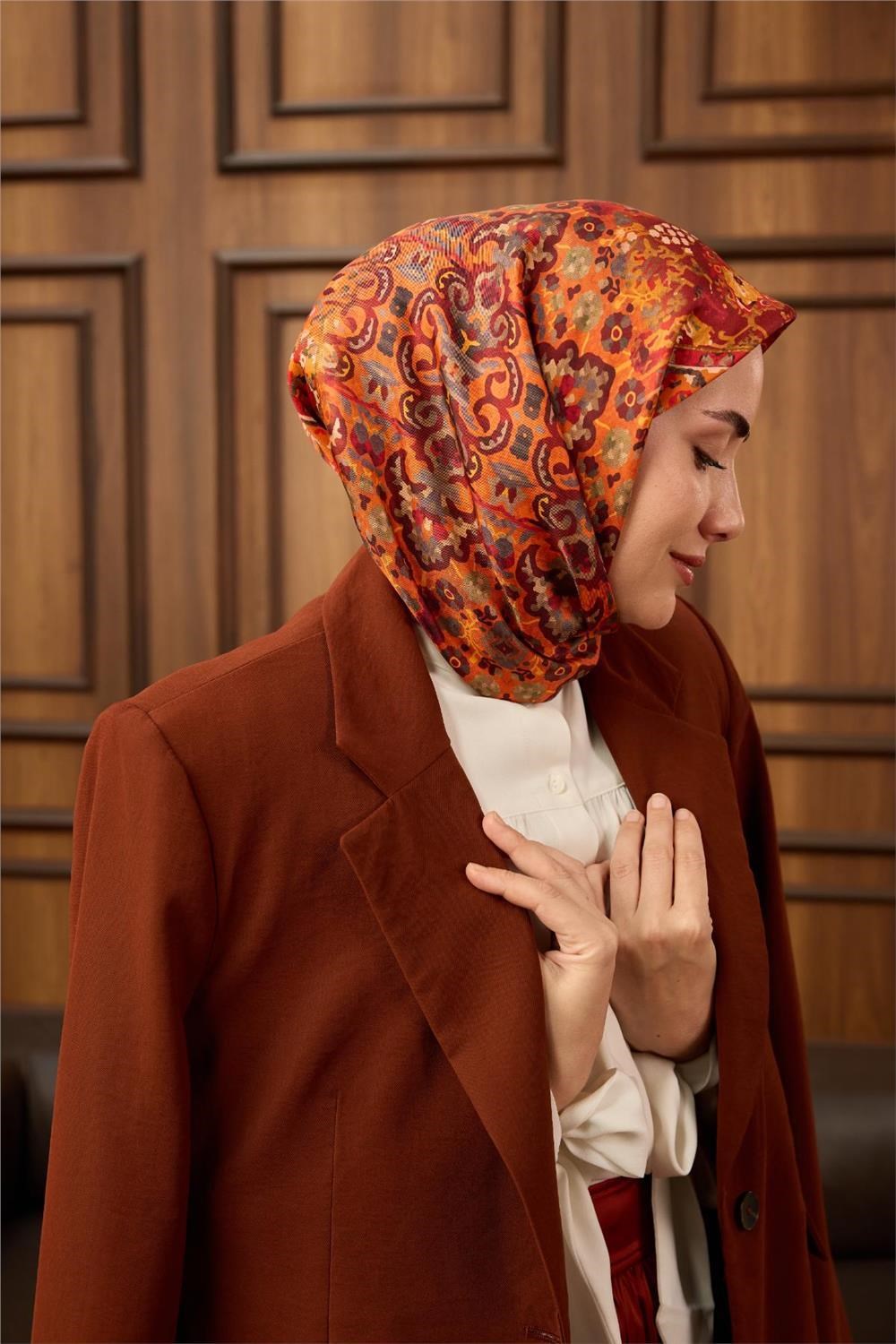 Twill İpek Eşarp Turuncu–Bordo Desenli Tok Duruşlu Kaymaz 90x90