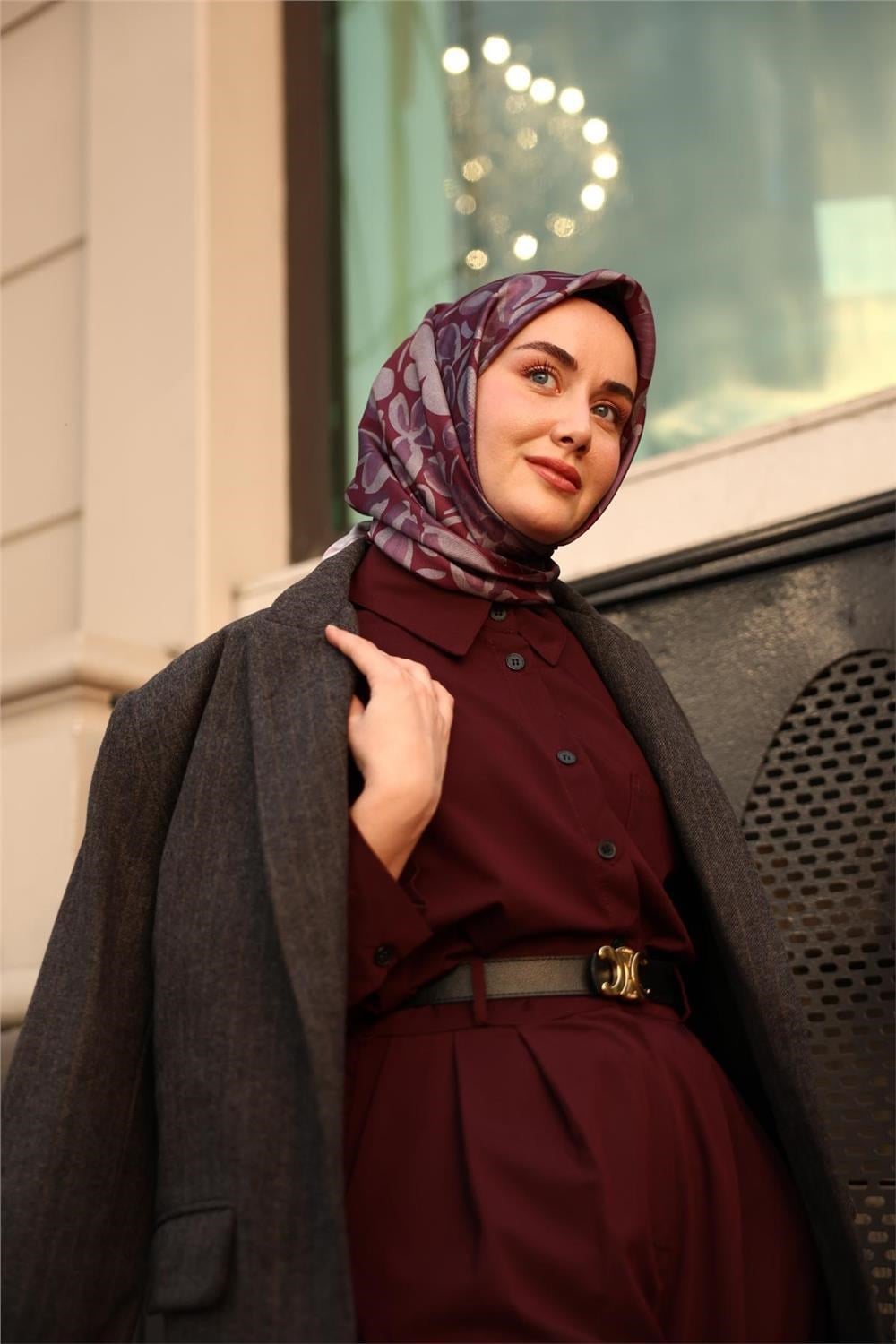 Twill İpek Eşarp Vişne Çürüğü Gri Eflatun Papatya Desenli Tok Duruşlu 90x90