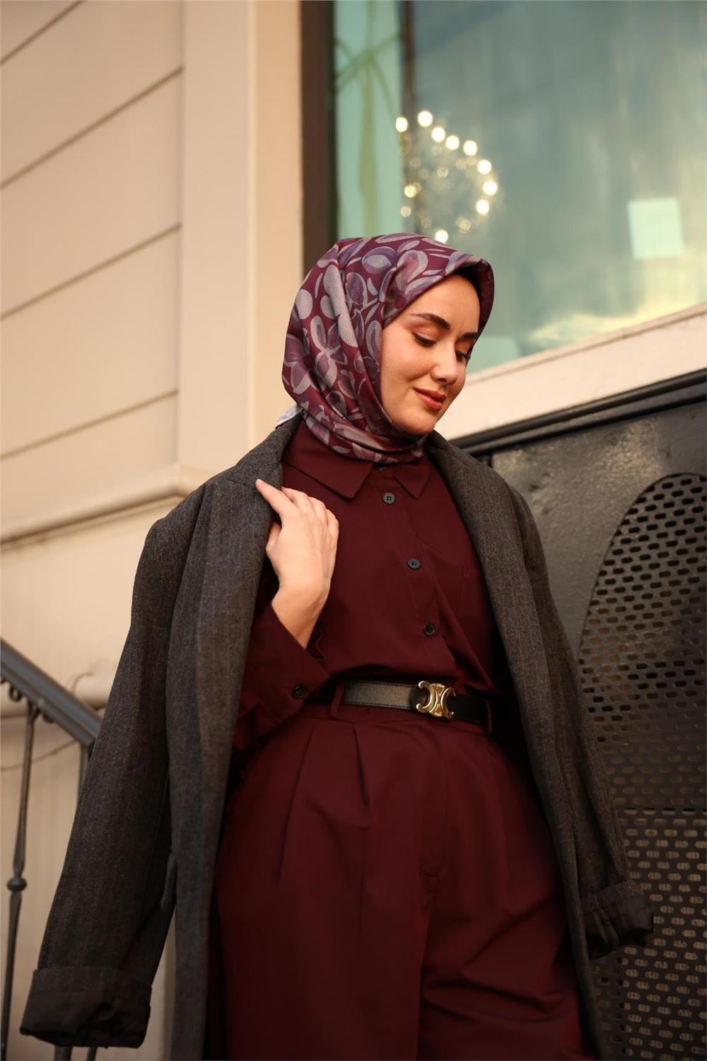 Twill İpek Eşarp Vişne Çürüğü Gri Eflatun Papatya Desenli Tok Duruşlu 90x90