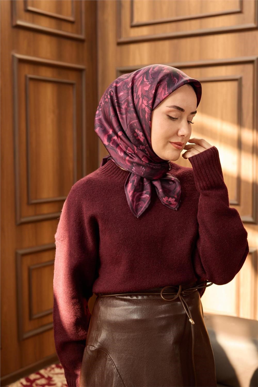 Twill İpek Eşarp Vişne-Siyah Desenli Tok Duruşlu 90x90