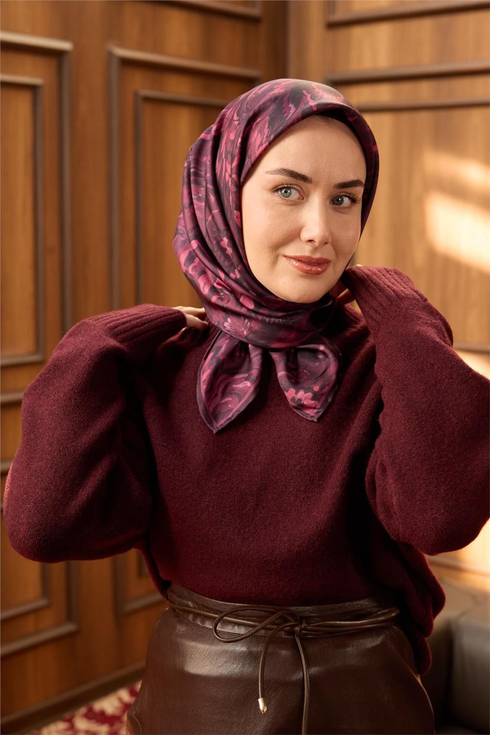 Twill İpek Eşarp Vişne-Siyah Desenli Tok Duruşlu 90x90
