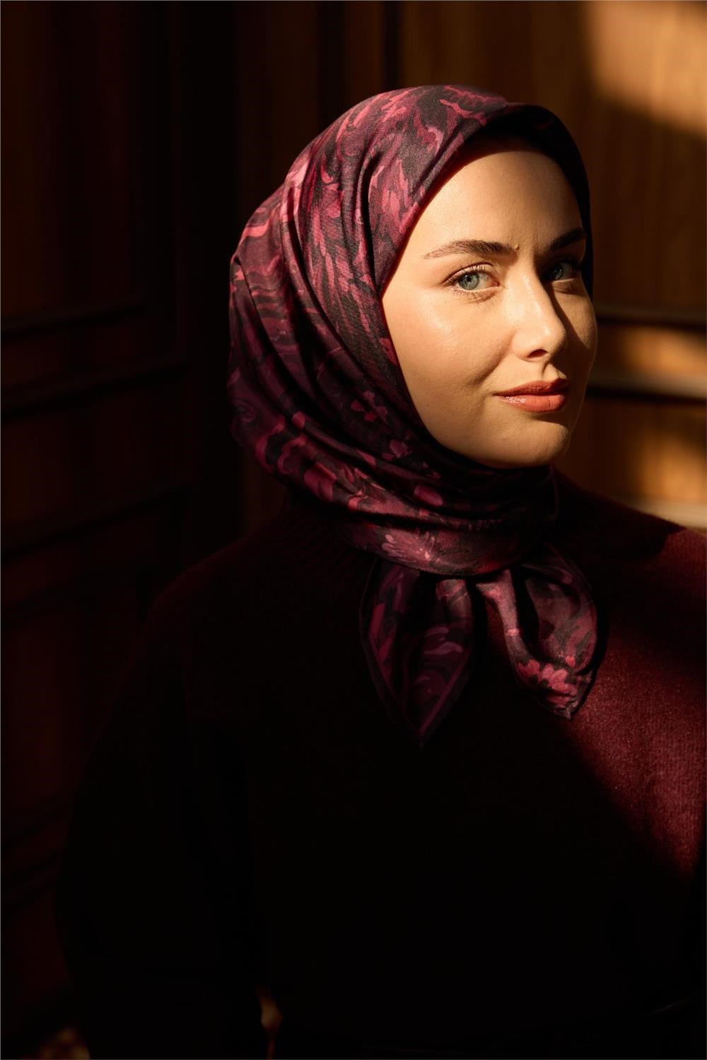 Twill İpek Eşarp Vişne-Siyah Desenli Tok Duruşlu 90x90