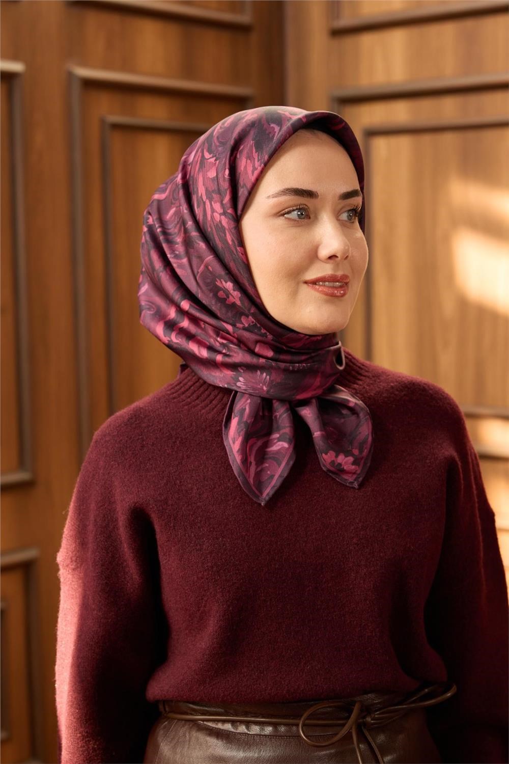 Twill İpek Eşarp Vişne-Siyah Desenli Tok Duruşlu 90x90