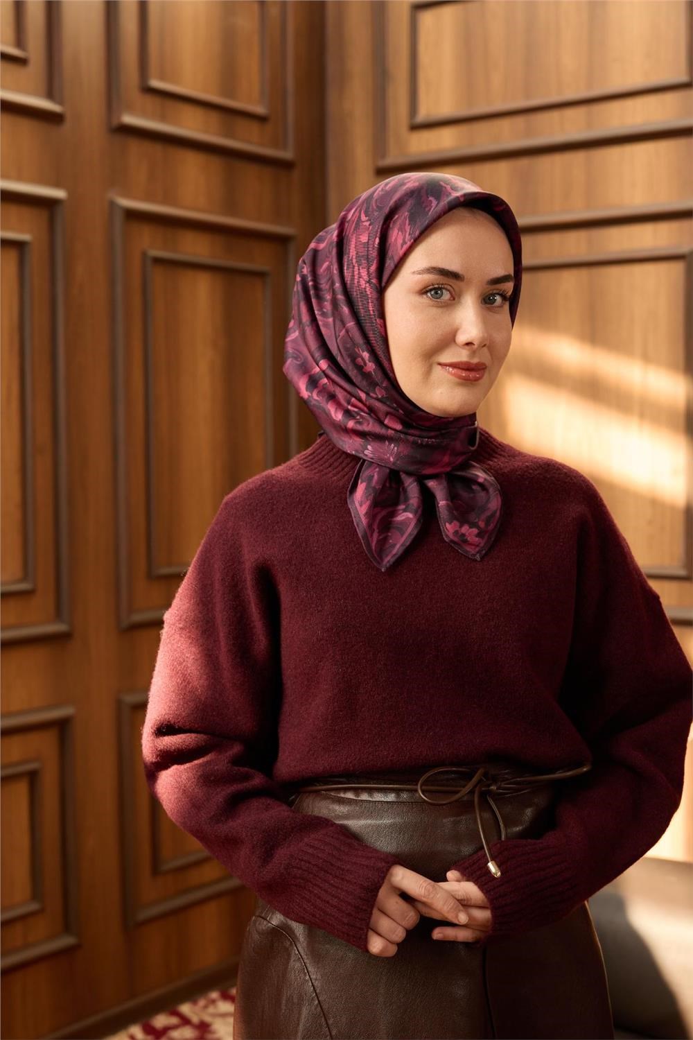 Twill İpek Eşarp Vişne-Siyah Desenli Tok Duruşlu 90x90