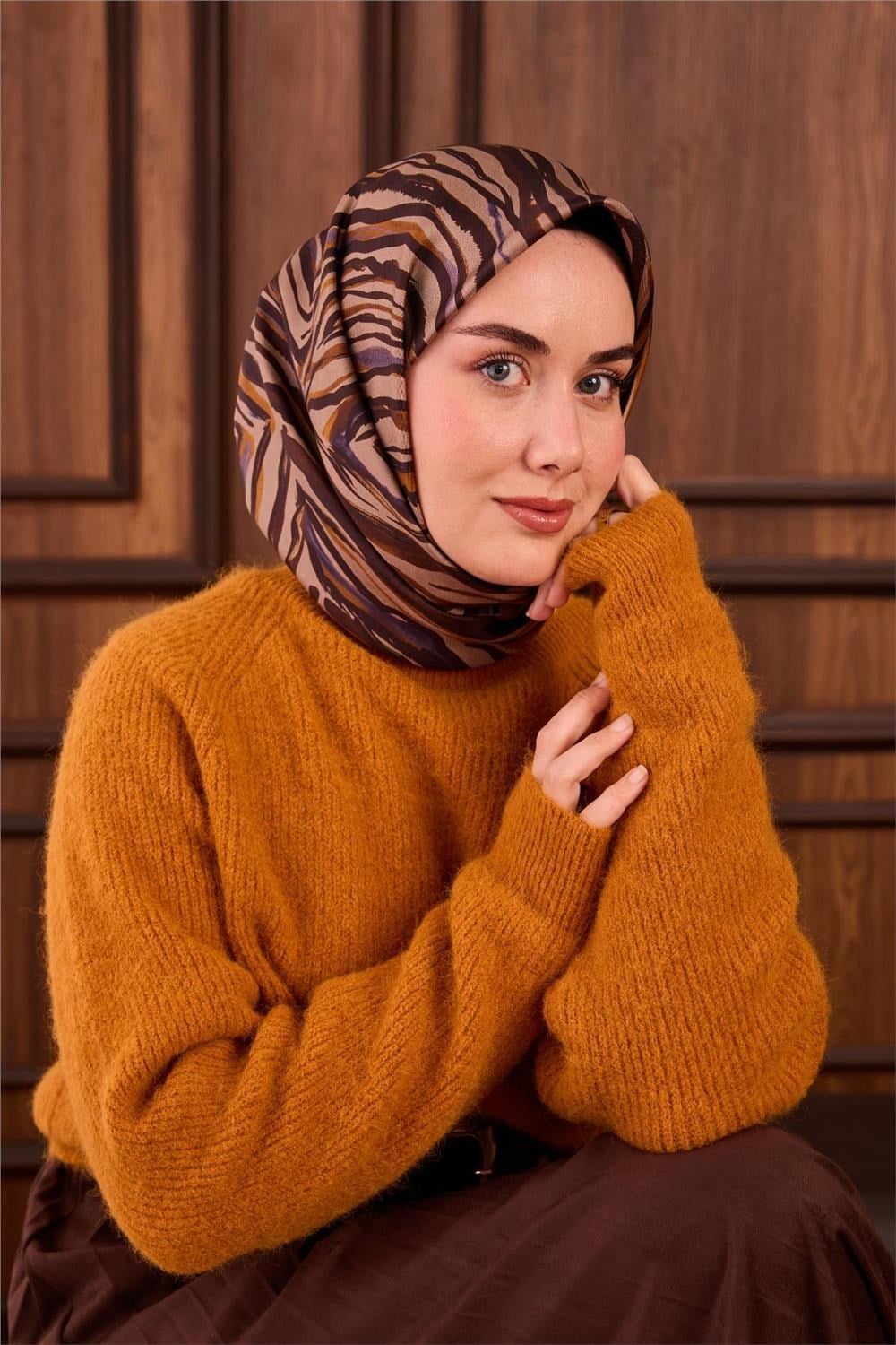 Twill İpek Eşarp Vizon Kehribar Geometrik Desenli Tok Duruşlu 90x90