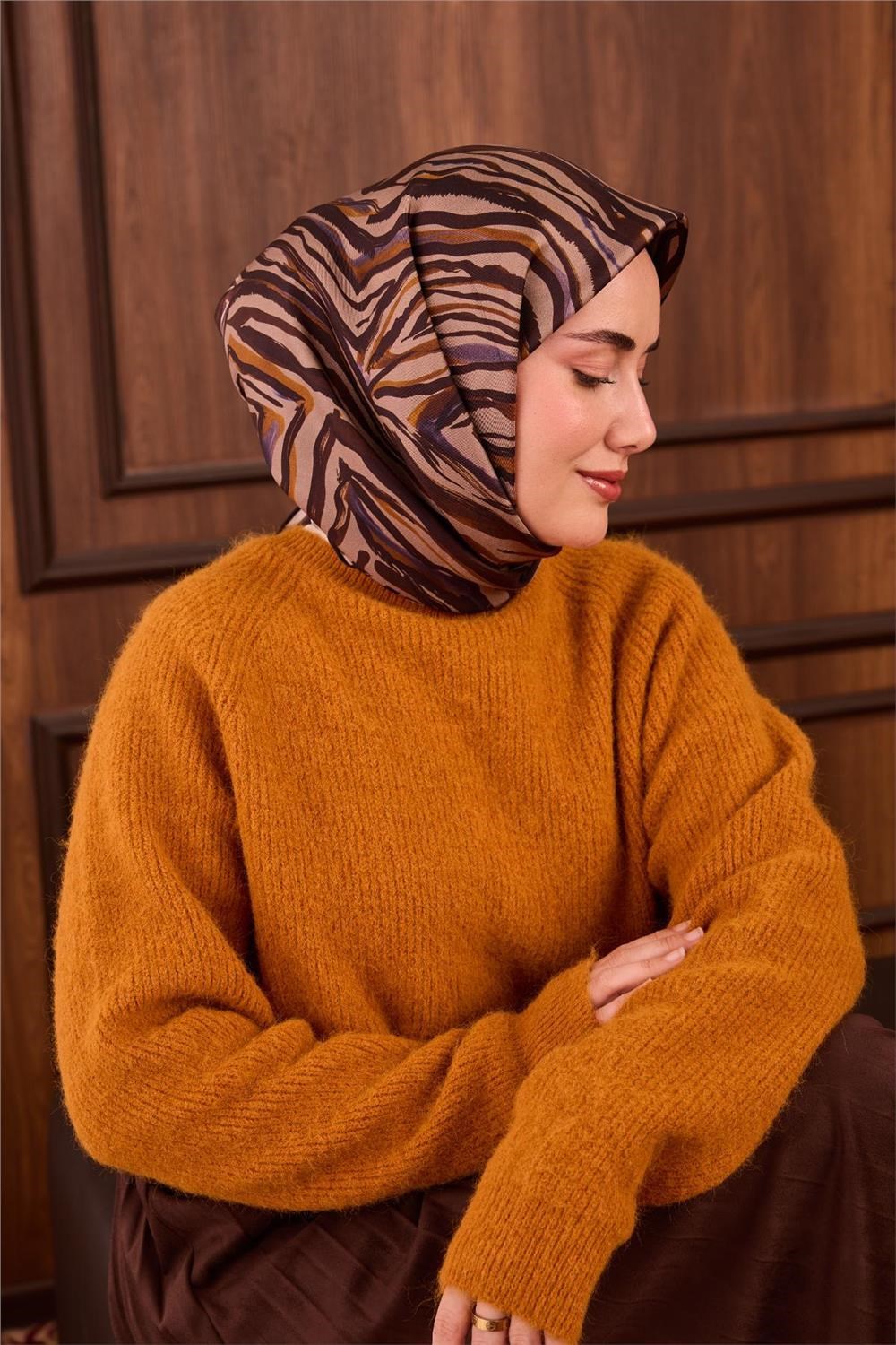 Twill İpek Eşarp Vizon Kehribar Geometrik Desenli Tok Duruşlu 90x90