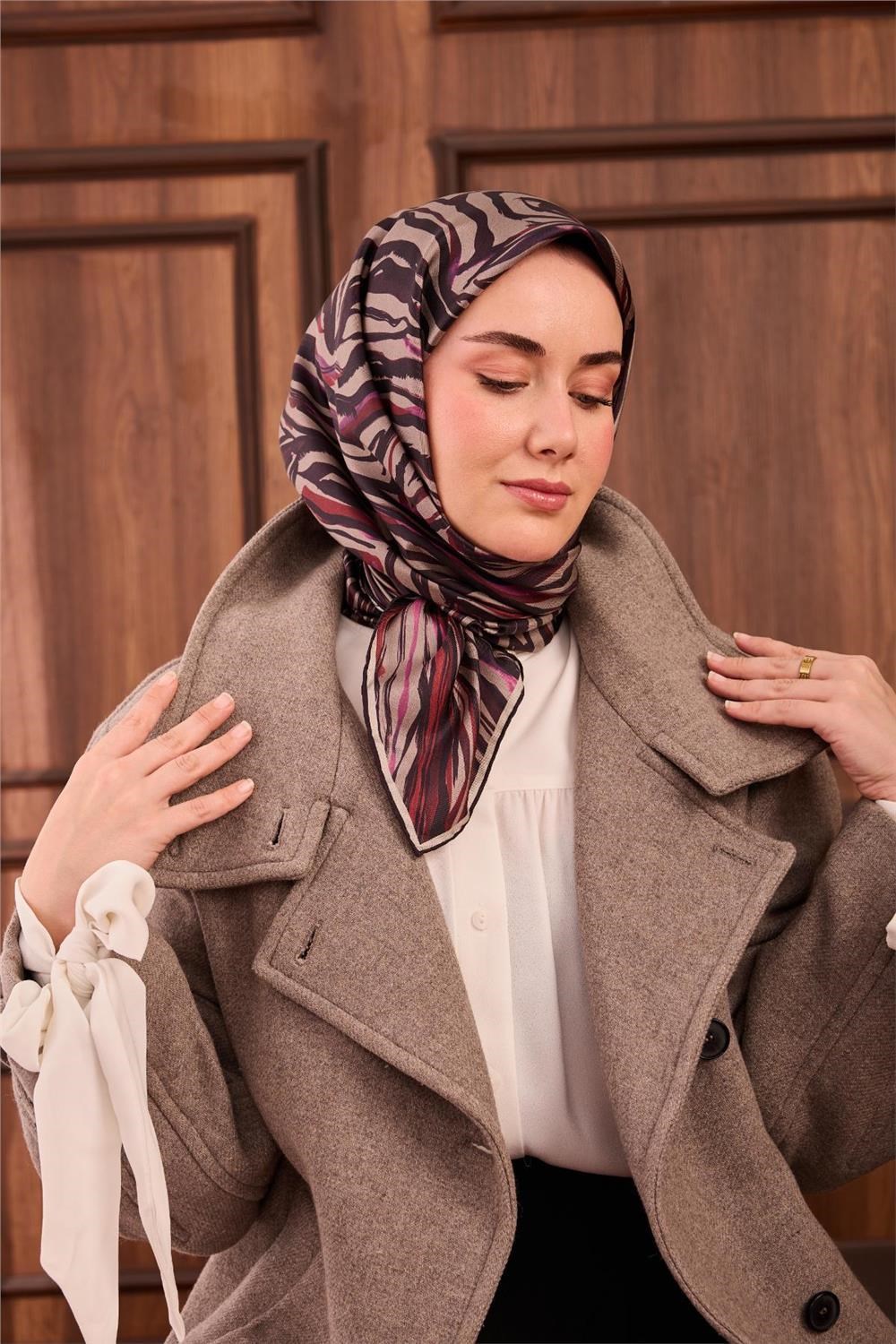 Twill İpek Eşarp Vizon Kırmızı Geometrik Desenli Tok Duruşlu 90x90