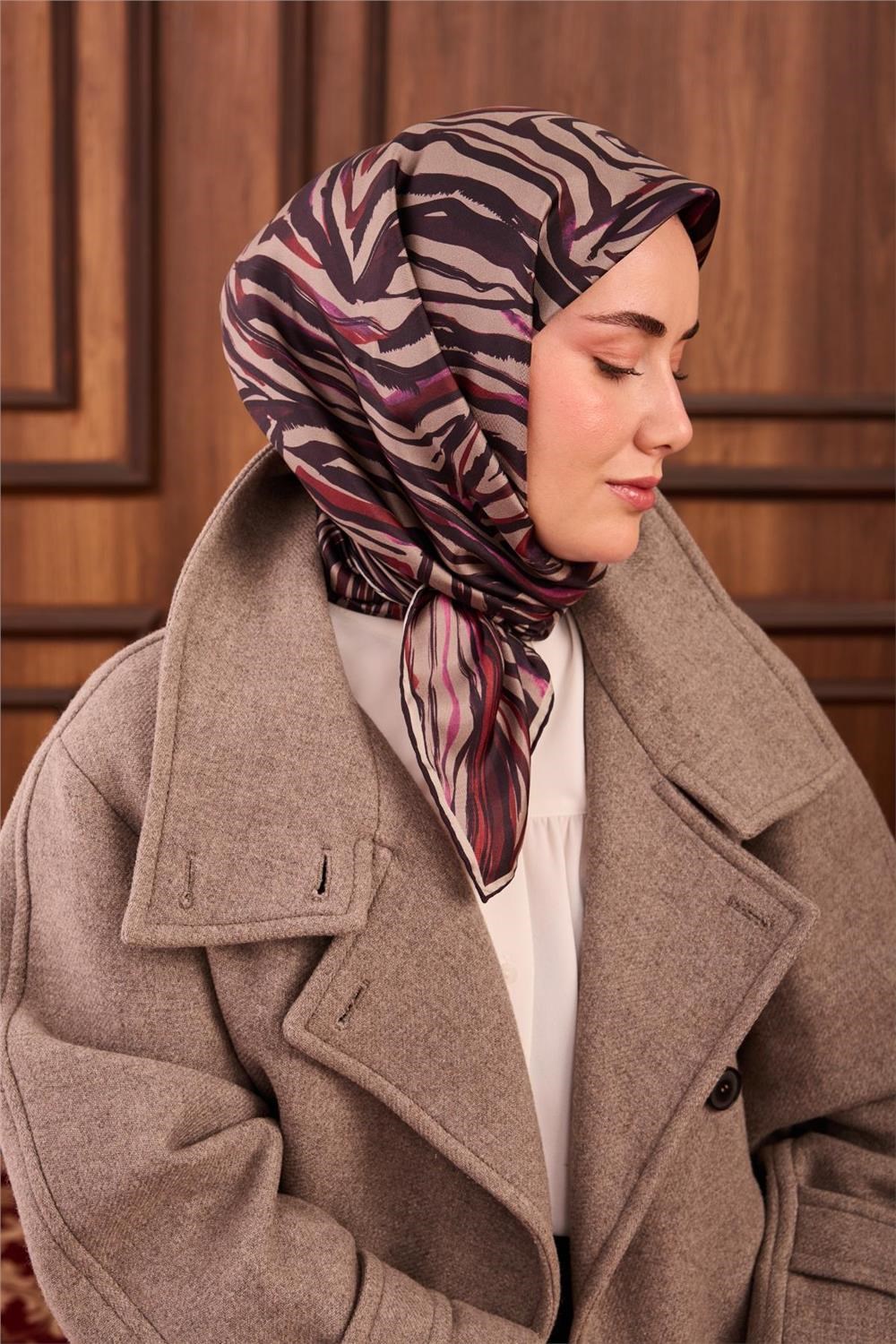 Twill İpek Eşarp Vizon Kırmızı Geometrik Desenli Tok Duruşlu 90x90