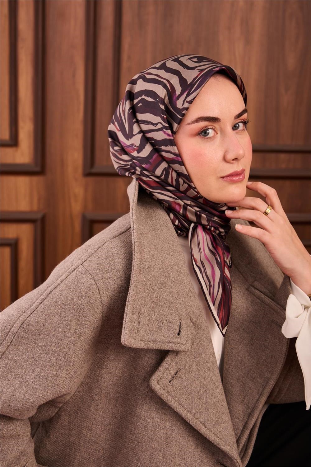 Twill İpek Eşarp Vizon Kırmızı Geometrik Desenli Tok Duruşlu 90x90