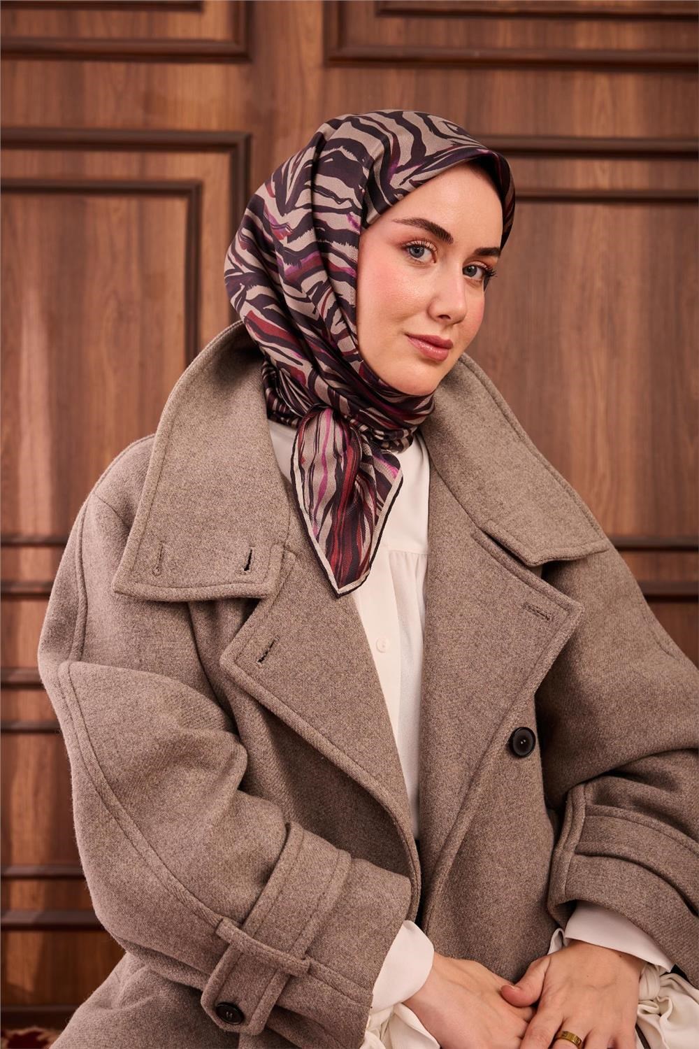 Twill İpek Eşarp Vizon Kırmızı Geometrik Desenli Tok Duruşlu 90x90