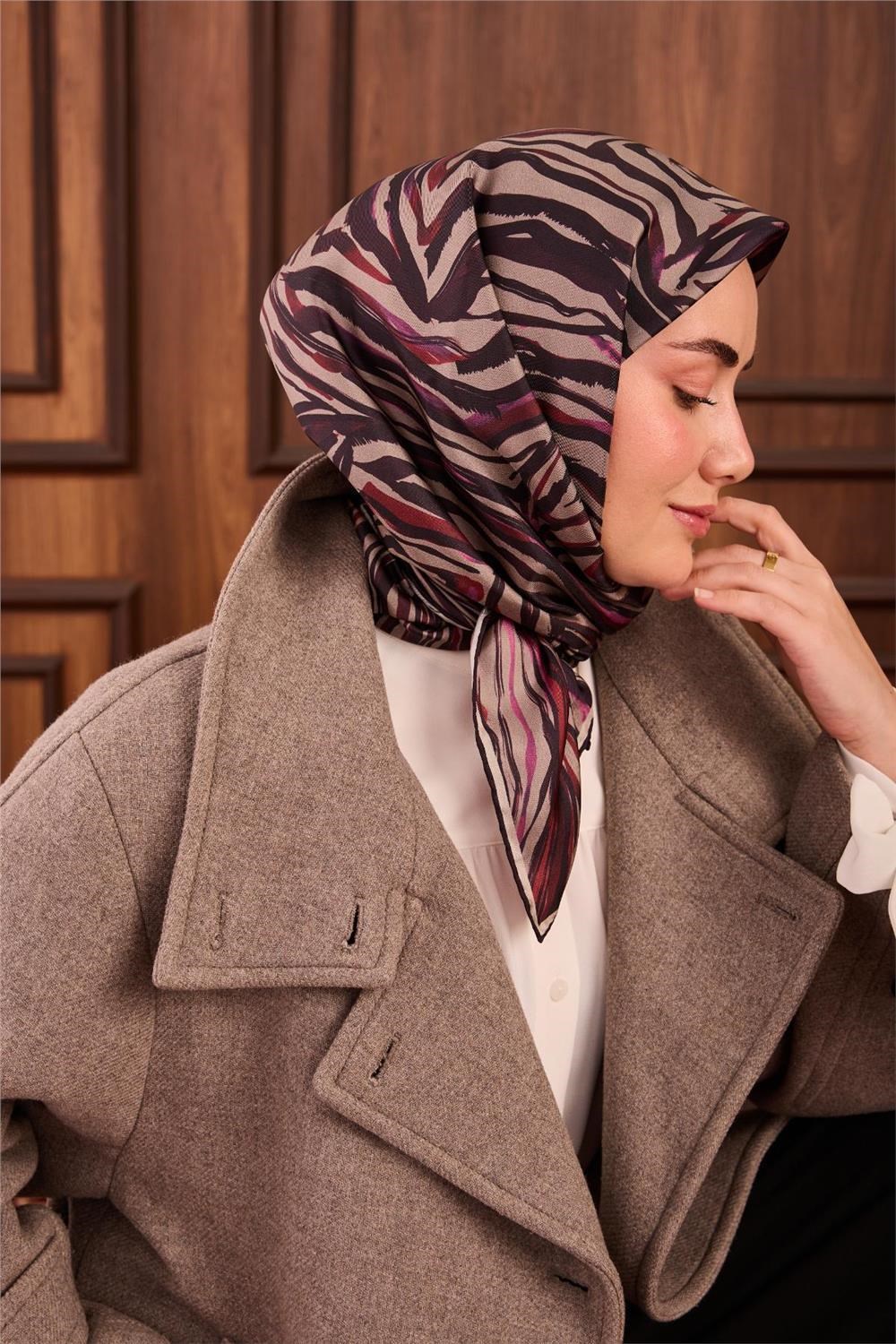 Twill İpek Eşarp Vizon Kırmızı Geometrik Desenli Tok Duruşlu 90x90