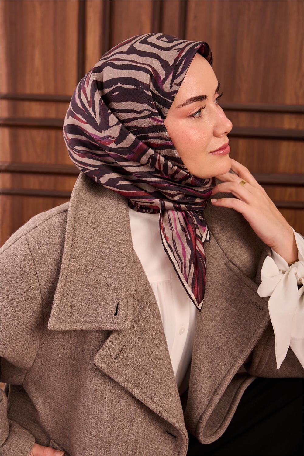 Twill İpek Eşarp Vizon Kırmızı Geometrik Desenli Tok Duruşlu 90x90