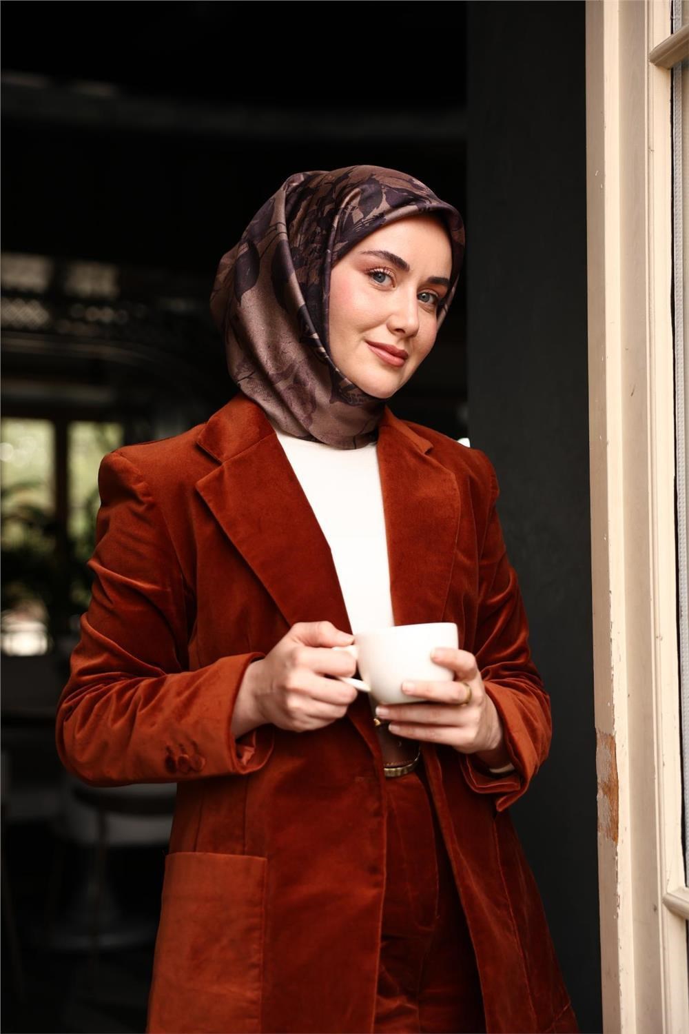 Twill İpek Eşarp Vizon-Mor Çiçek Desenli Tok Duruşlu Kaymaz 90x90