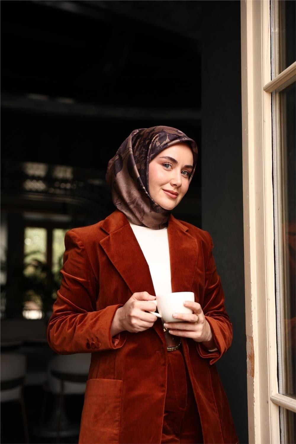 Twill İpek Eşarp Vizon-Mor Çiçek Desenli Tok Duruşlu Kaymaz 90x90