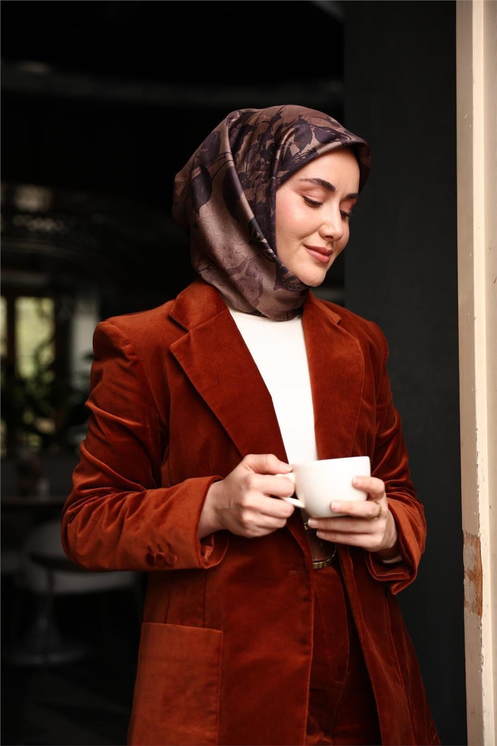 Twill İpek Eşarp Vizon-Mor Çiçek Desenli Tok Duruşlu Kaymaz 90x90