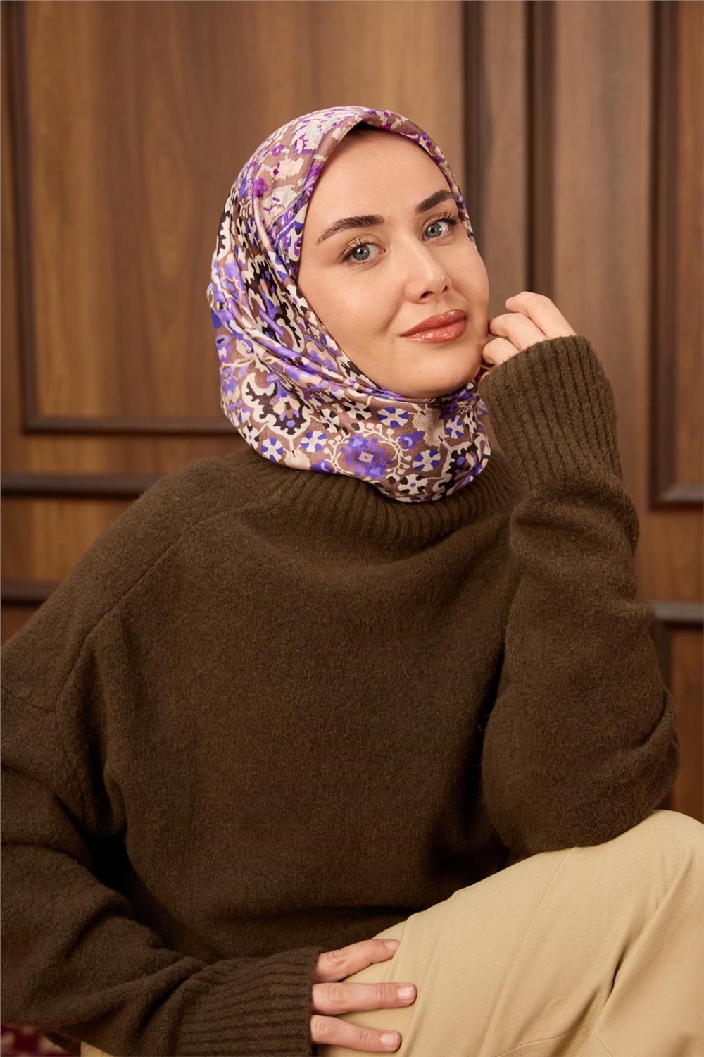 Twill İpek Eşarp Vizon–Mor Desenli Tok Duruşlu Kaymaz 90x90