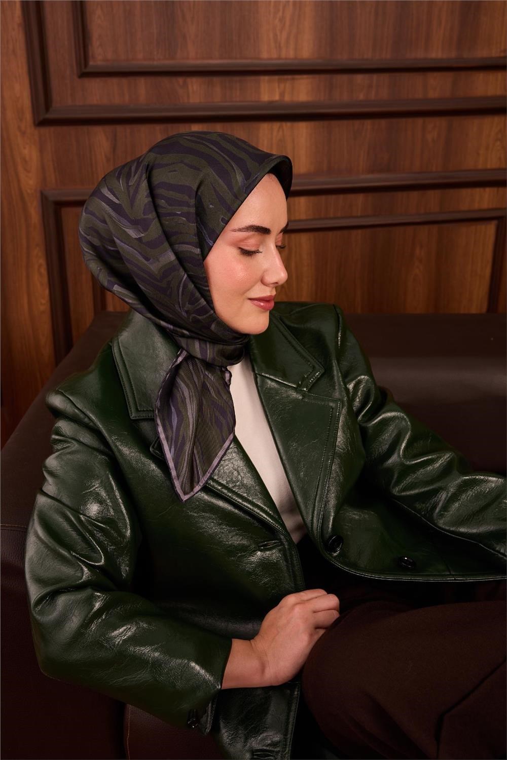 Twill İpek Eşarp Yeşil Gri Geometrik Desenli Tok Duruşlu 90x90