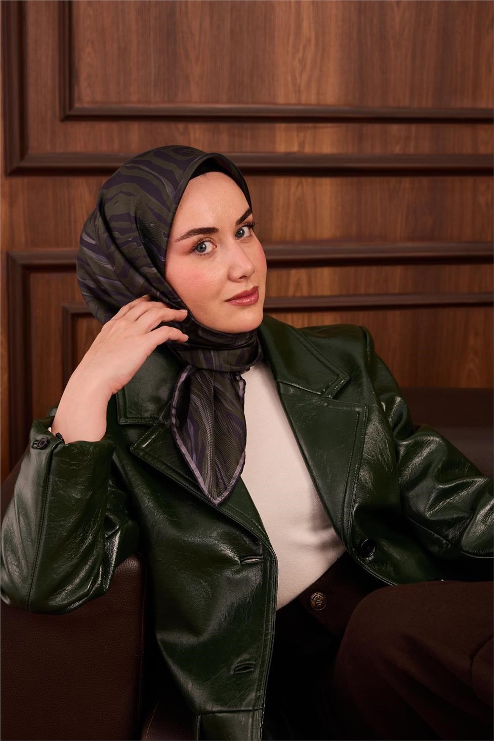 Twill İpek Eşarp Yeşil Gri Geometrik Desenli Tok Duruşlu 90x90