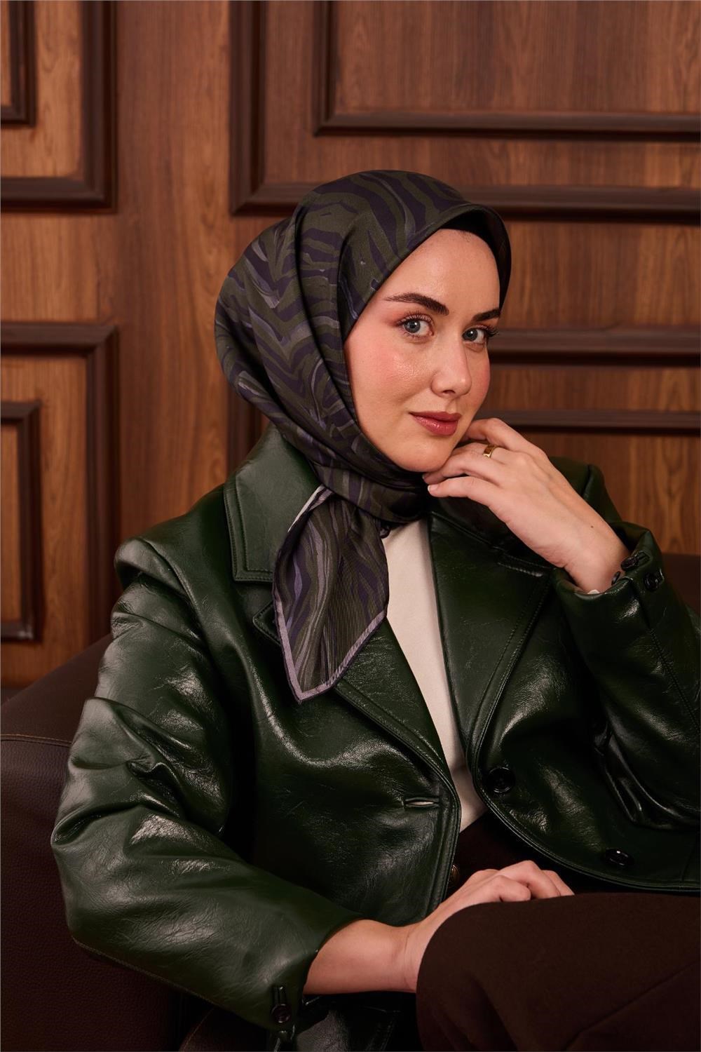 Twill İpek Eşarp Yeşil Gri Geometrik Desenli Tok Duruşlu 90x90