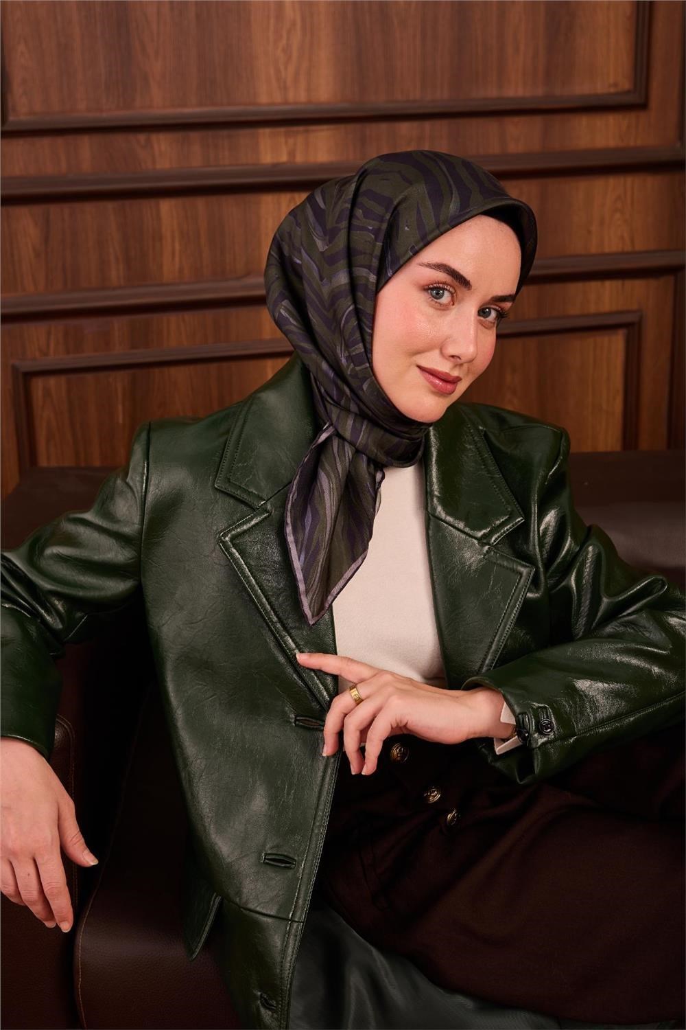 Twill İpek Eşarp Yeşil Gri Geometrik Desenli Tok Duruşlu 90x90