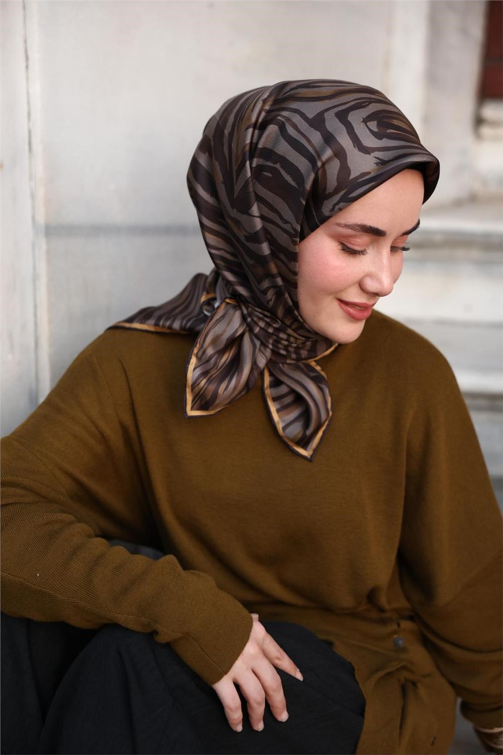 Twill İpek Eşarp Yeşil Gri-Kahve Geometrik Desenli Tok Duruşlu 90x90