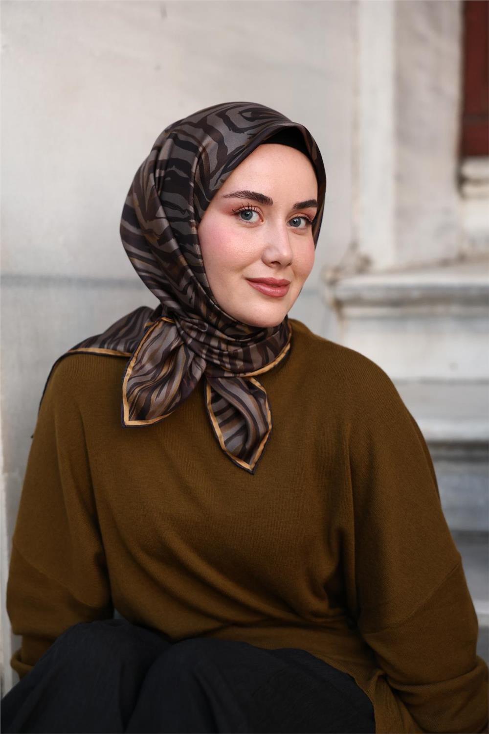 Twill İpek Eşarp Yeşil Gri-Kahve Geometrik Desenli Tok Duruşlu 90x90