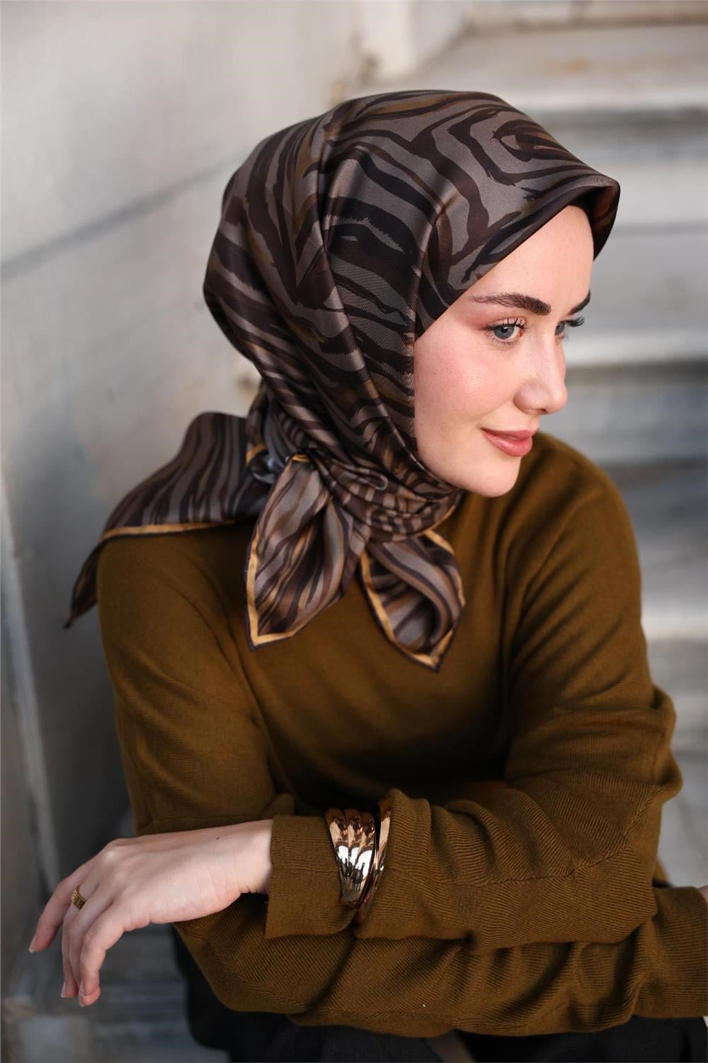 Twill İpek Eşarp Yeşil Gri-Kahve Geometrik Desenli Tok Duruşlu 90x90