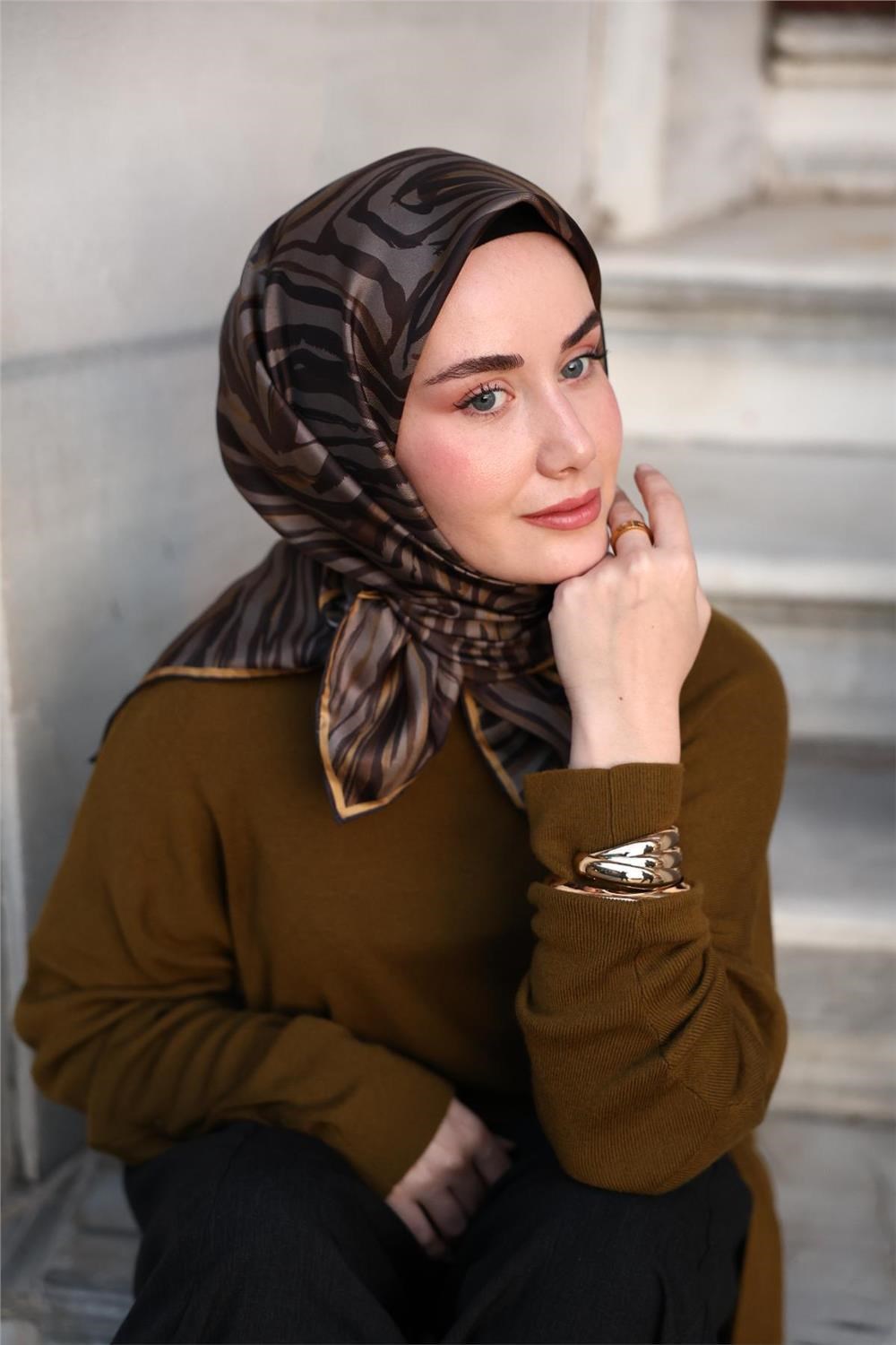 Twill İpek Eşarp Yeşil Gri-Kahve Geometrik Desenli Tok Duruşlu 90x90