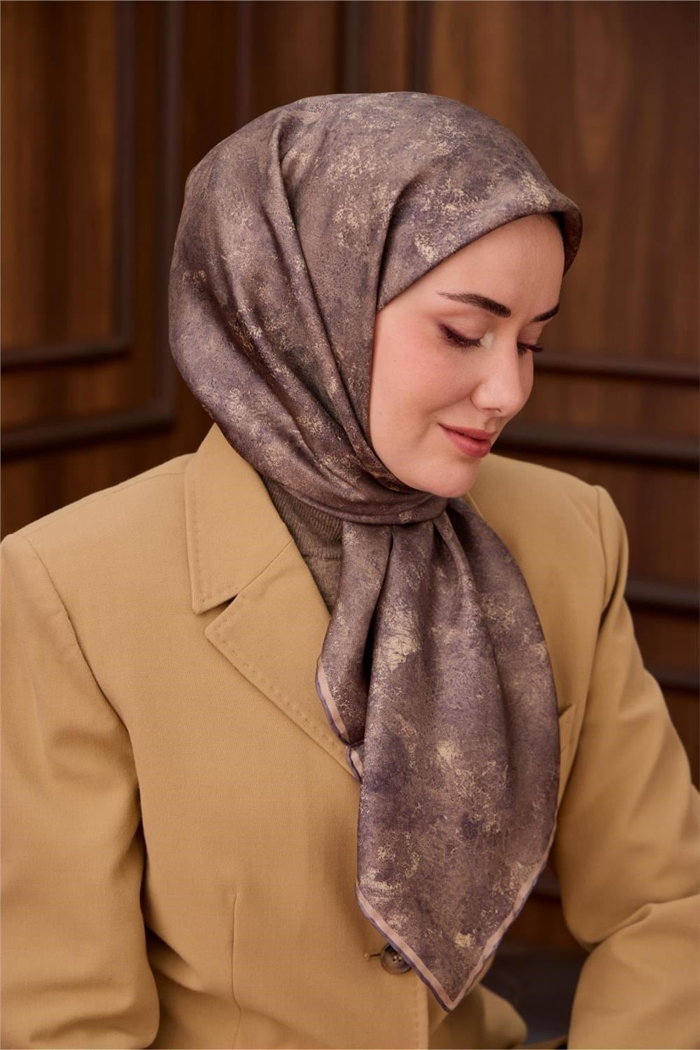 Twill İpek Eşarp Yeşil Kahve–Vizon Desenli Tok Duruşlu 90x90