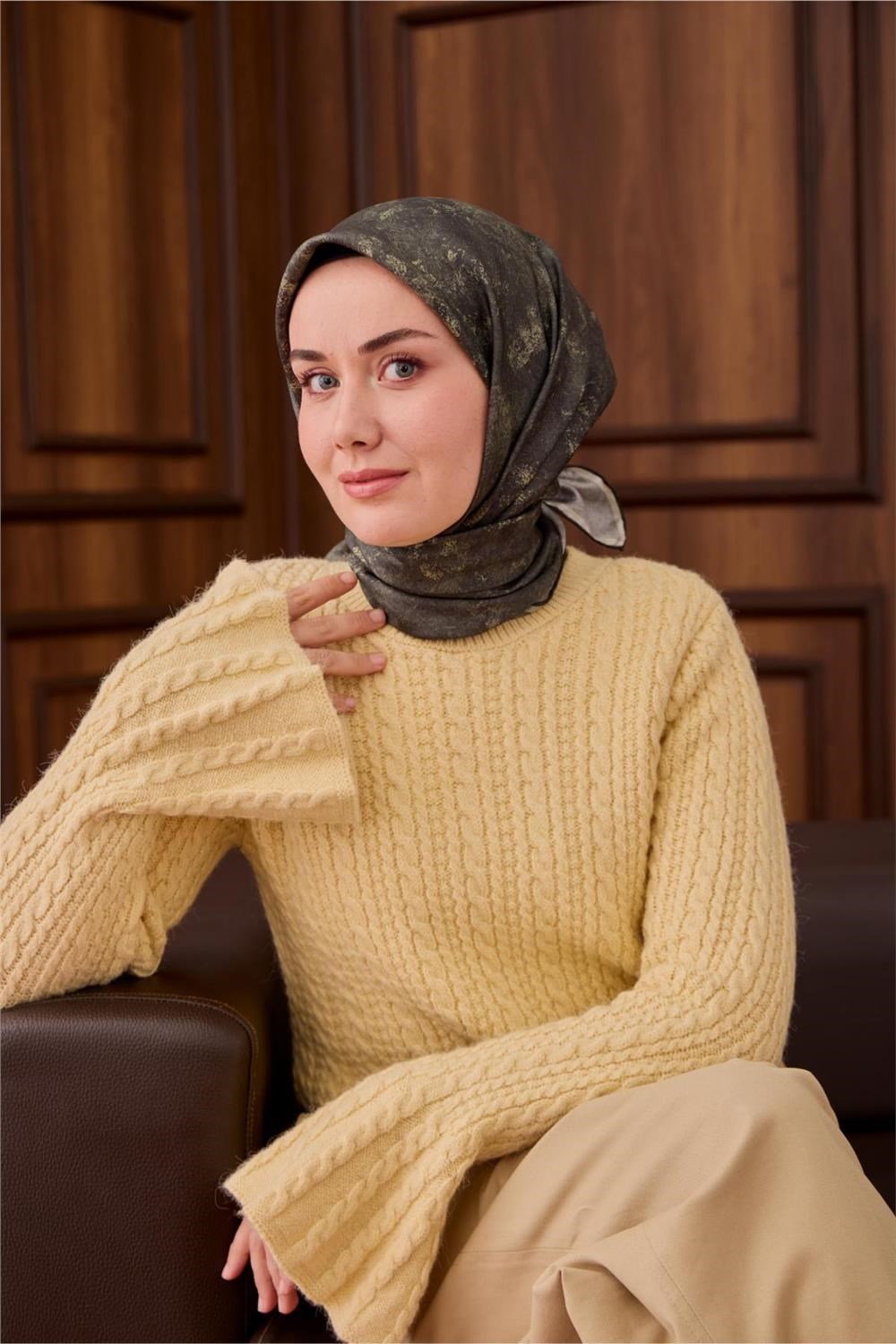 Twill İpek Eşarp Zümrüt–Su Yeşili Desenli Tok Duruşlu 90x90