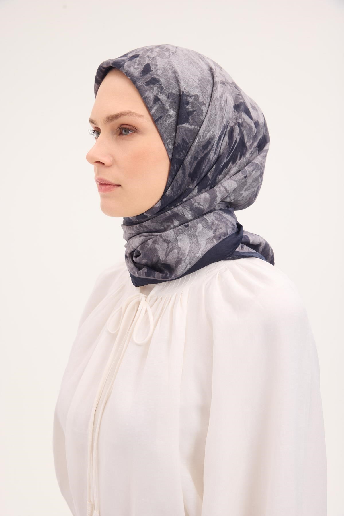 Velora Eşarp Fırça Çiçek Desen Siyah 90X90