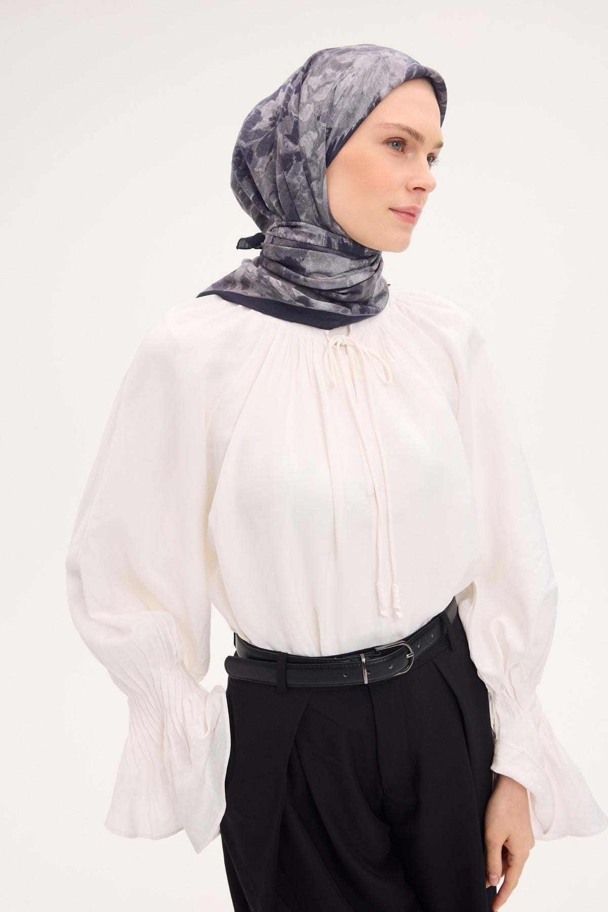 Velora Eşarp Fırça Çiçek Desen Siyah 90X90