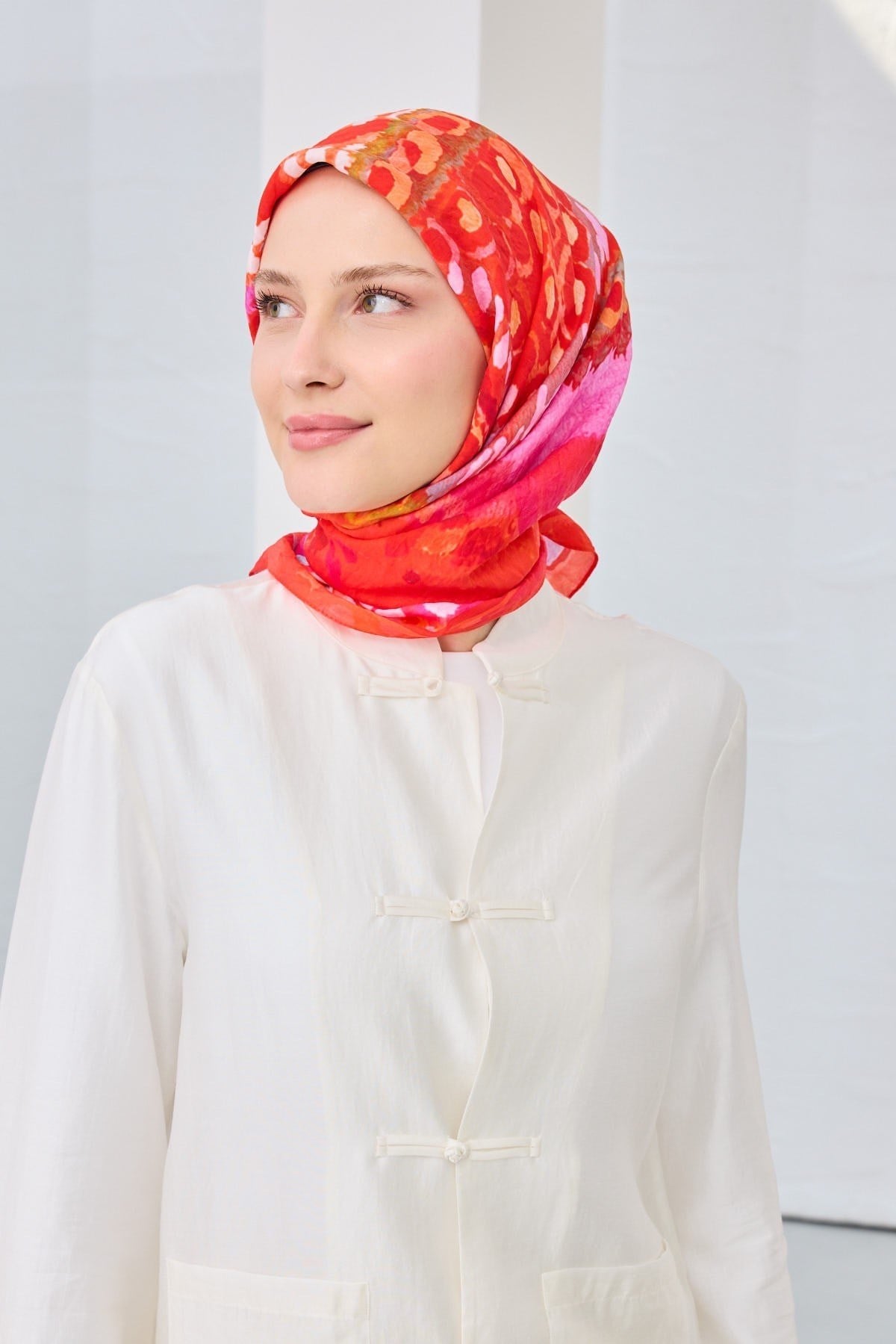 Velora Eşarp İllustration Art Narçiçeği