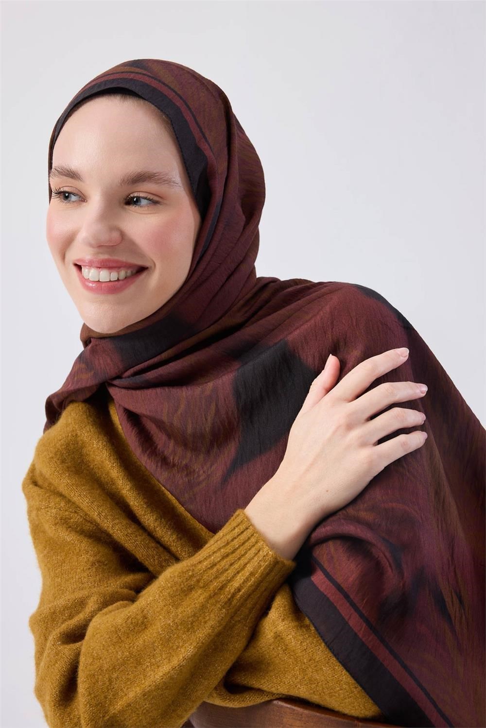 Viskon Mayda Şal Çilek Kırmızısı Zeminli Siyah ve Yağ Yeşili Detaylı Desenli Yumuşak Dokulu 190x70