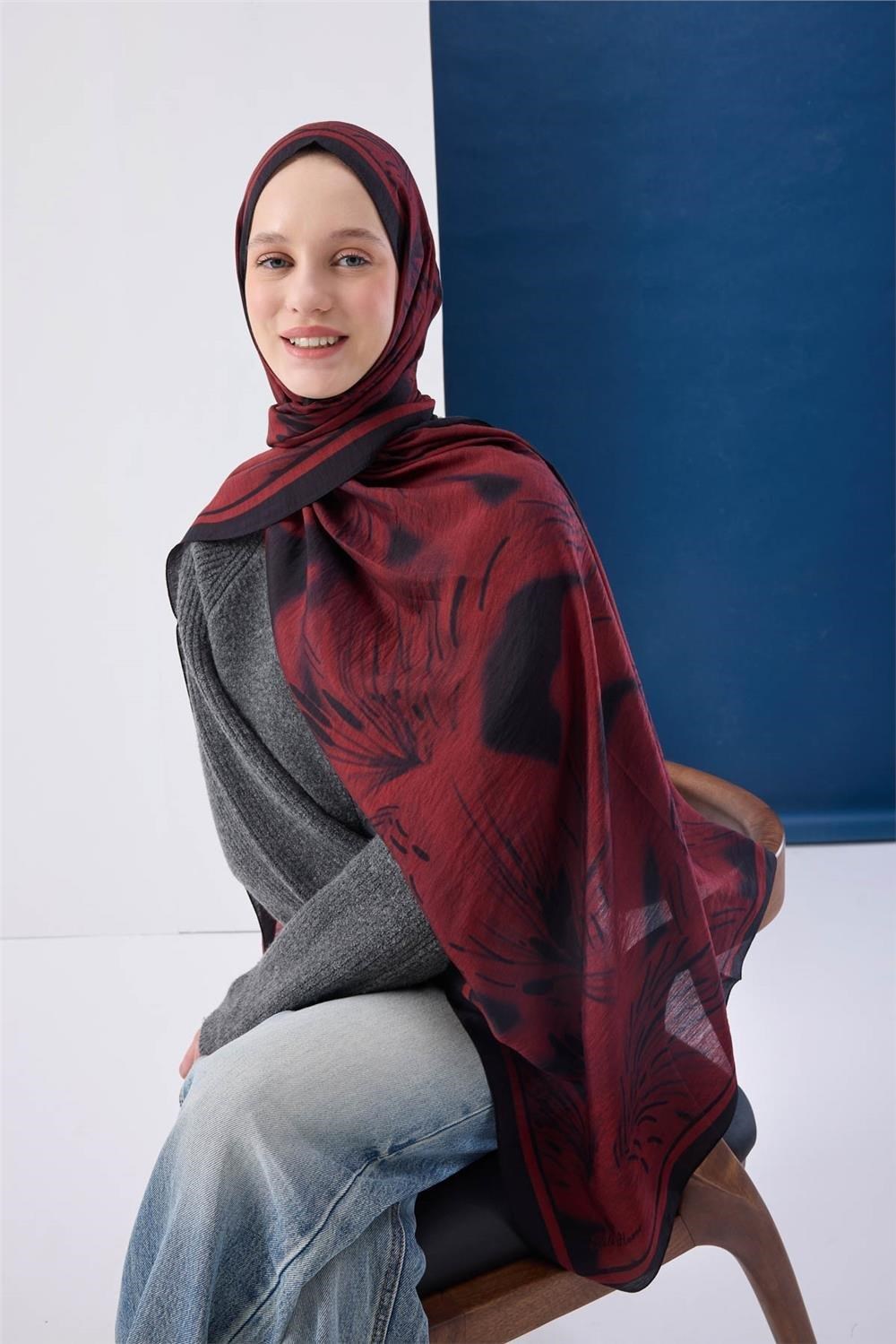 Viskon Mayda Şal Kırmızı Zeminli Siyah Detaylı Desenli Yumuşak Dokulu 190x70